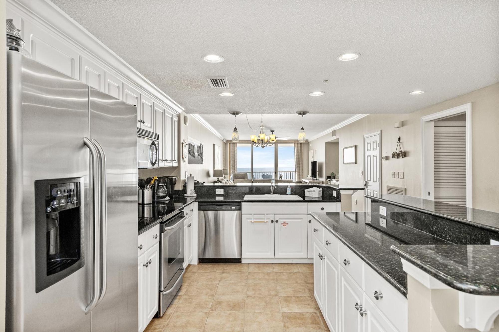 Official Majestic Beach Resort - Over 60 Units - All Ocean Front, Panama City Beach, Fl Номер фото